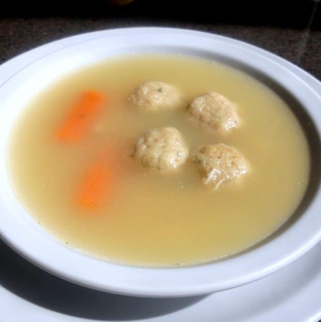 Sopa de pollo con kneidalaj