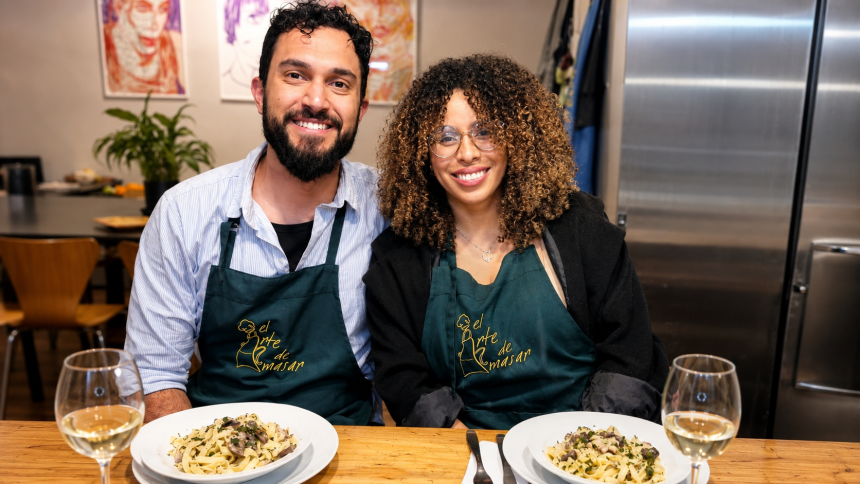Pareja disfrutando una experiencia gastronómica para regalar en Buenos Aires, con cena, vino y clase de cocina en El Arte de Amasar
