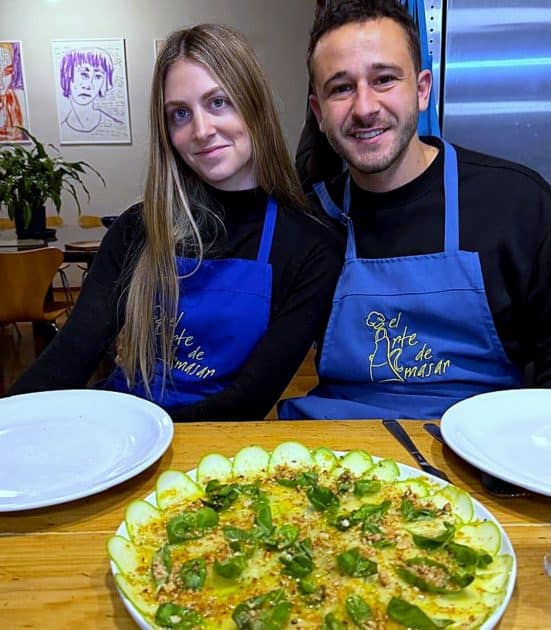 Carpaccio de Zucchini con láminas de parmesano y almendras tostadas, en Clase de Cocina para Parejas 1 Carpaccio de zucchini en clase de cocina para parejas